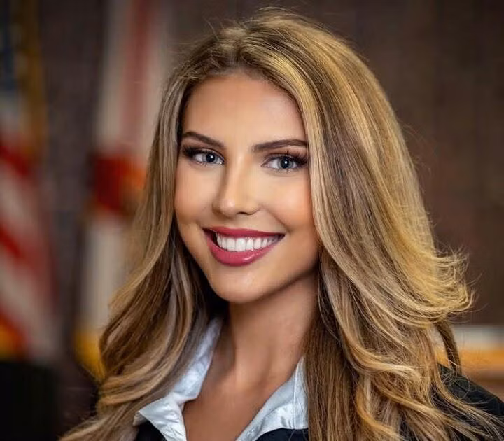 Thí sinh Heather Lee O'Keefe tốt nghiệp chuyên ngành Luật, còn là nhân vật truyền hình nên rất biết cách khiến cuộc thi vướng phải ồn ào. Thí sinh Heather Lee O'Keefe tốt nghiệp chuyên ngành Luật, còn là nhân vật truyền hình nên rất biết cách khiến cuộc thi vướng phải ồn ào.