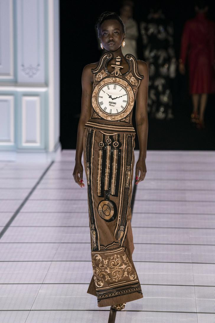 Lại một thiết kế nữa của nhà mốt Moschino. Liên tưởng tới ông bác đồng hồ trong phim hoạt hình Beauty &amp; the Beast của nhà Disney.