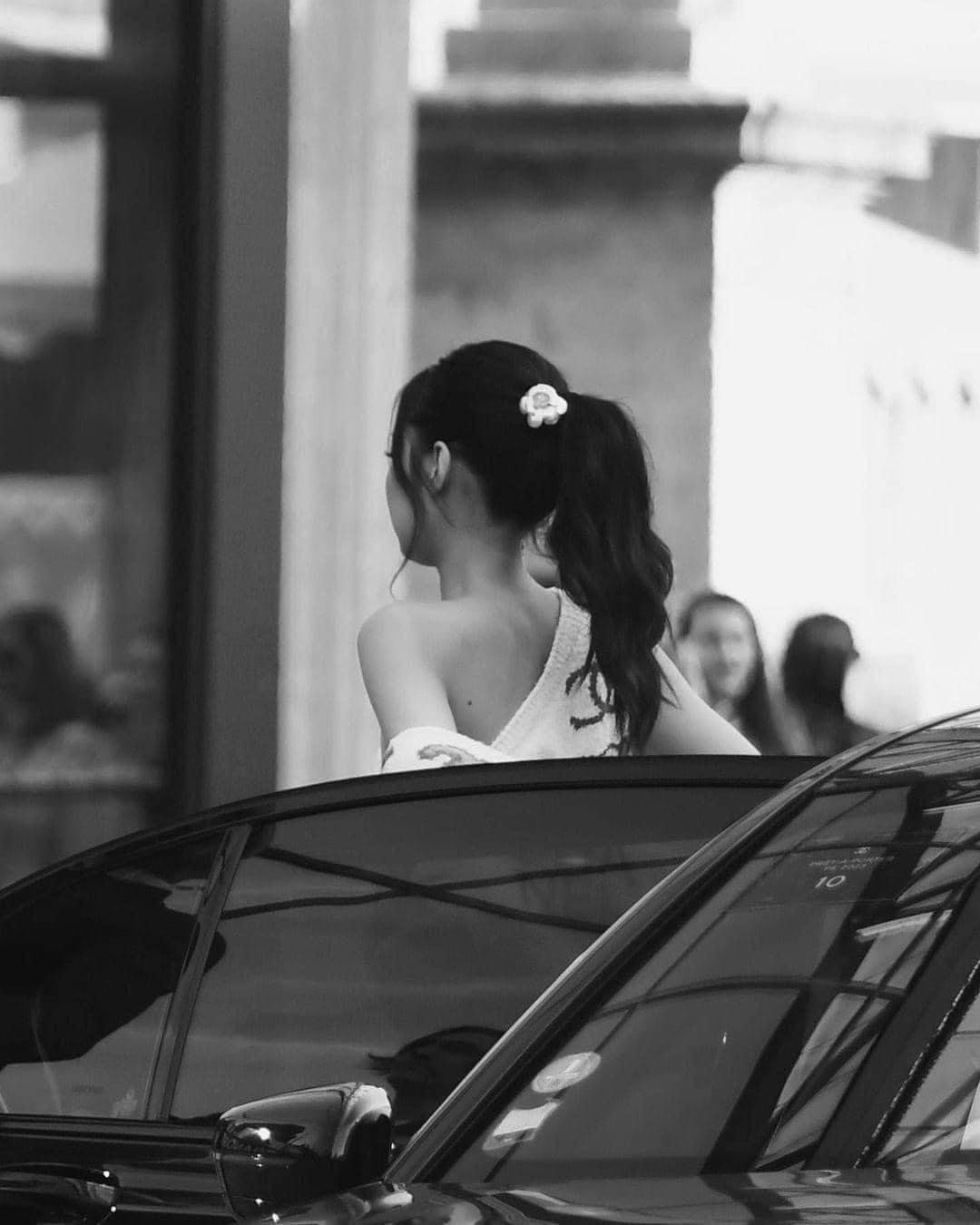 Cột tóc hoa trà và hoa tai một bên của Chanel cùng đôi boốt da rất chất - đều là những phụ kiện hoàn hảo cho Jennie tỏa sáng.