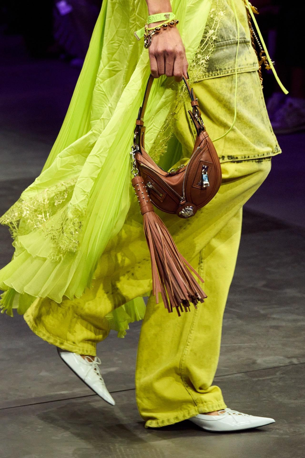 Moon bag đủ size lớn nhỏ sẽ làm mưa làm gió sắp tới.