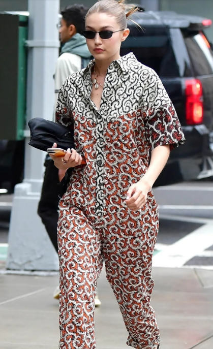 Phụ kiện vỏ sò cùng họa tiết của set đồ gợi nhớ những chuyến du lịch hè đầy nắng. Phụ kiện vỏ sò cùng họa tiết của set đồ gợi nhớ những chuyến du lịch hè đầy nắng.