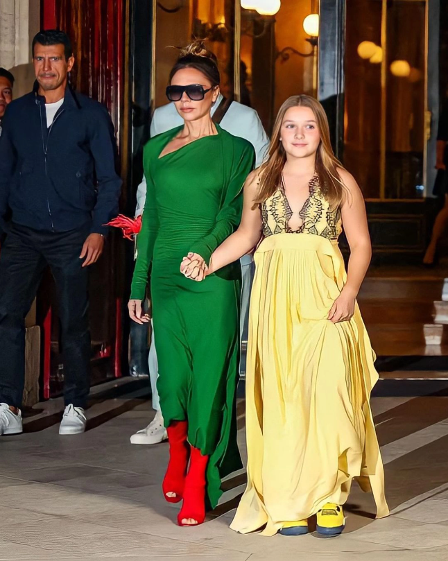 Cách chọn giày thể thao đế thô đi cùng váy dạ hội dài chấm sàn thay vì giày cao gót là một chi tiết mang tính thời trang được các chuyên gia phong cách khen không ngớt. Cách chọn giày thể thao đế thô đi cùng váy dạ hội dài chấm sàn thay vì giày cao gót là một chi tiết mang tính thời trang được các chuyên gia phong cách khen không ngớt.