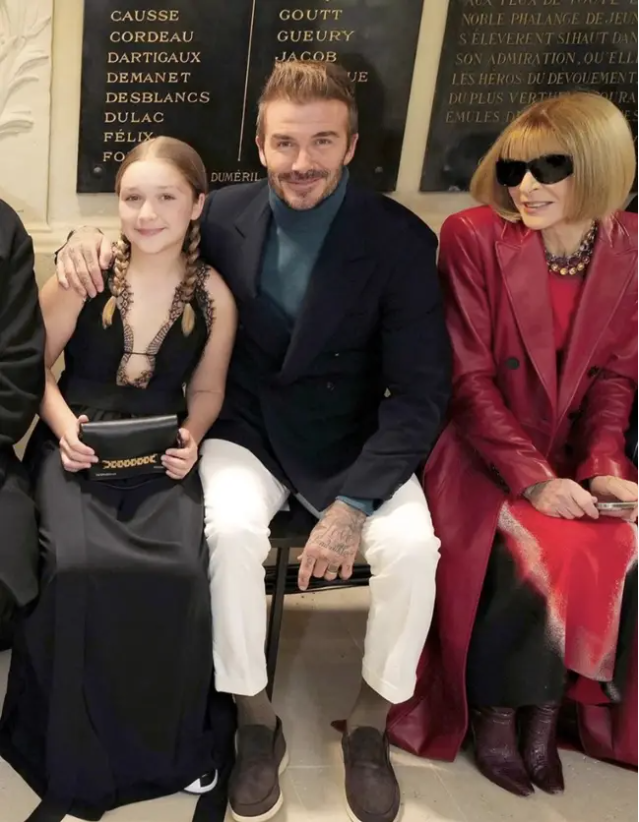 Ngồi hàng ghế đầu cùng bố và Anna Wintour thì không có gì lạ, nhưng chiếc váy của Harper lại là nguyên nhân dậy sóng mạng xã hội. Ngồi hàng ghế đầu cùng bố và Anna Wintour thì không có gì lạ, nhưng chiếc váy của Harper lại là nguyên nhân dậy sóng mạng xã hội.