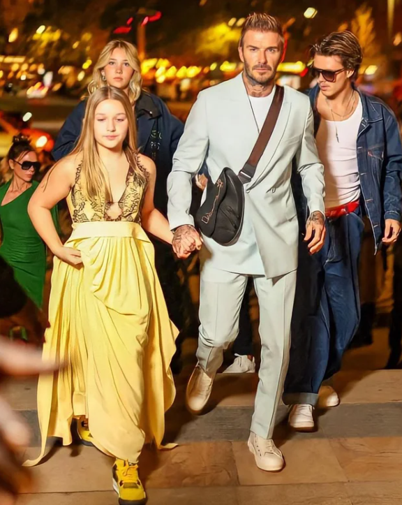 Tuy nhiên, bù lại, Harper được khen vì cách để tóc rất tinh tế. Sáng thì tết bím, tối thì xõa tóc màu caramel theo phong cách thoải mái, để những lọn tóc suôn mượt theo từng tầng. Một sự đơn giản đối lập với váy dạ hội dài đã quá đủ điệu đàng. Tuy nhiên, bù lại, Harper được khen vì cách để tóc rất tinh tế. Sáng thì tết bím, tối thì xõa tóc màu caramel theo phong cách thoải mái, để những lọn tóc suôn mượt theo từng tầng. Một sự đơn giản đối lập với váy dạ hội dài đã quá đủ điệu đàng.