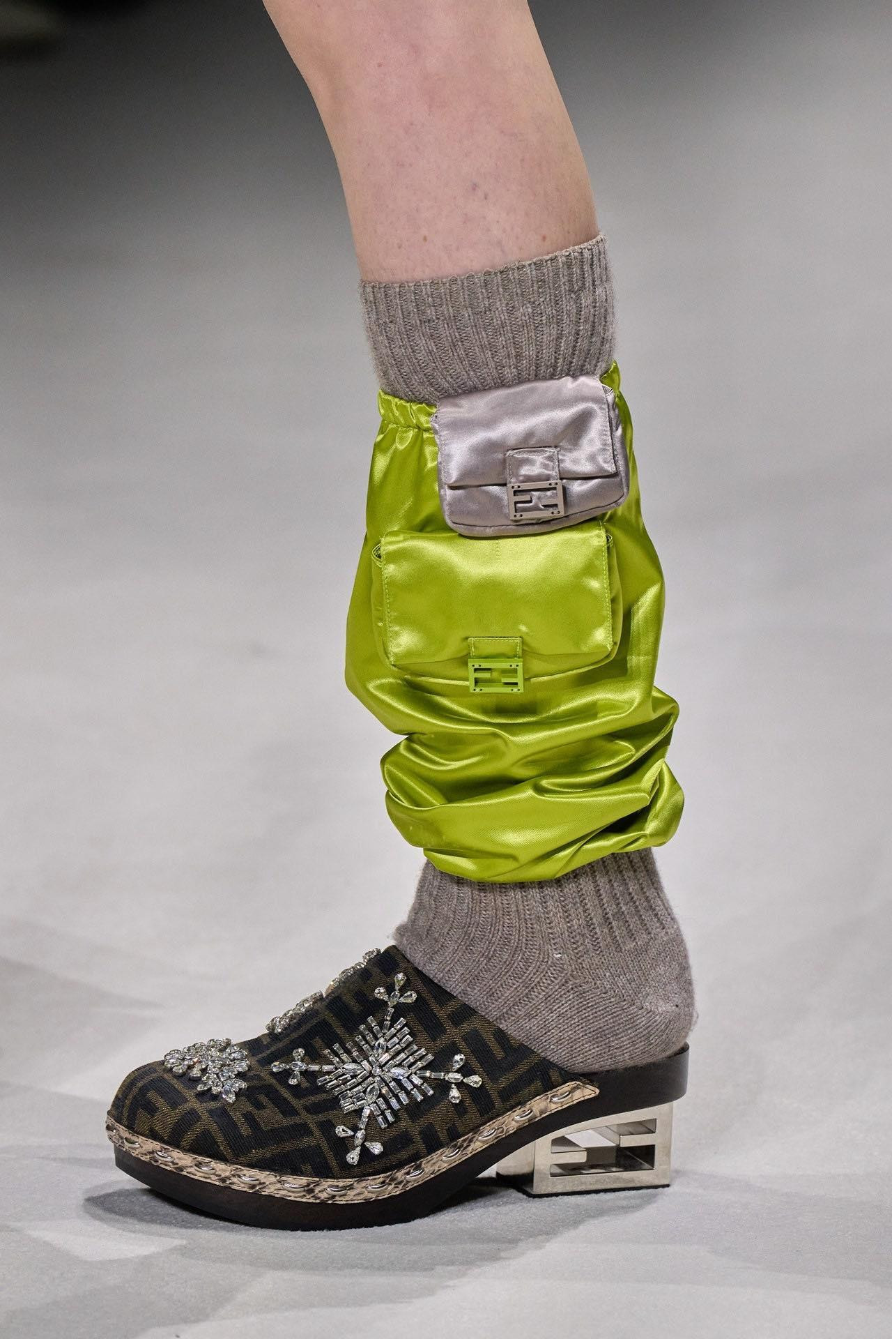 Để hòa nhịp hơi thở thời đại, túi đeo bắp tay, đeo cổ chân và đeo cổ tay cũng không thể thiếu, Fendi biết rõ điều đó.