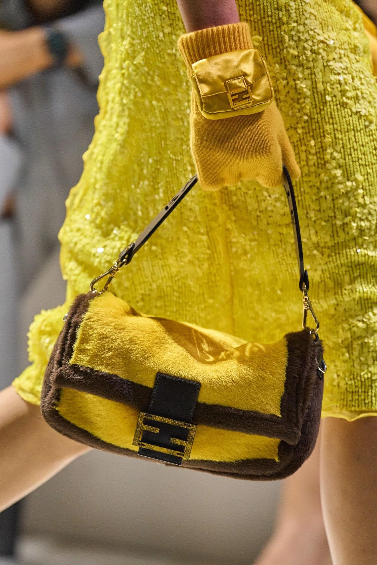 Phụ kiện xù bông đang là hot trend theo dòng trở lại của thập niên 90, thế là túi baguette có ngay phiên bản xù bông.