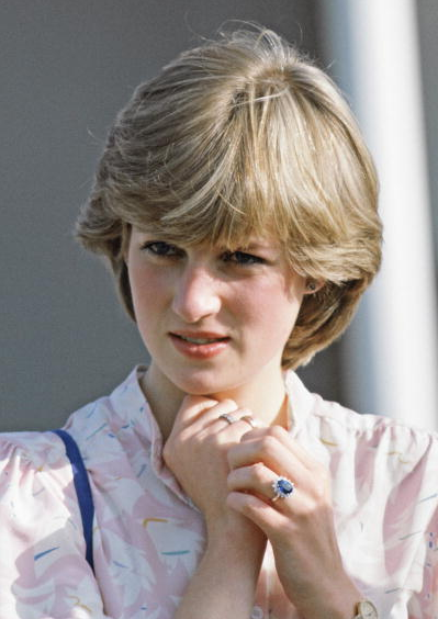 Đó chính là chiếc nhẫn đính hôn của Hoàng tử Charles và Công nương Diana vào năm 1981. Đó chính là chiếc nhẫn đính hôn của Hoàng tử Charles và Công nương Diana vào năm 1981.