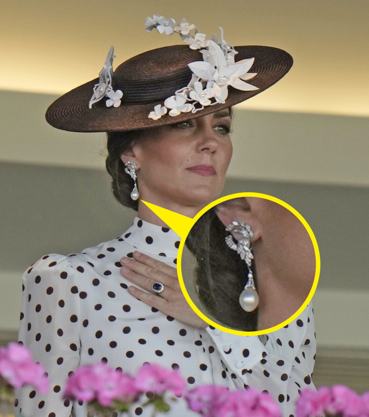 Nữ công tước xứ Cambridge đã từng đeo một đôi bông tai kim cương và ngọc trai của mẹ chồng - cố Công nương Diana. Nữ công tước xứ Cambridge đã từng đeo một đôi bông tai kim cương và ngọc trai của mẹ chồng - cố Công nương Diana.