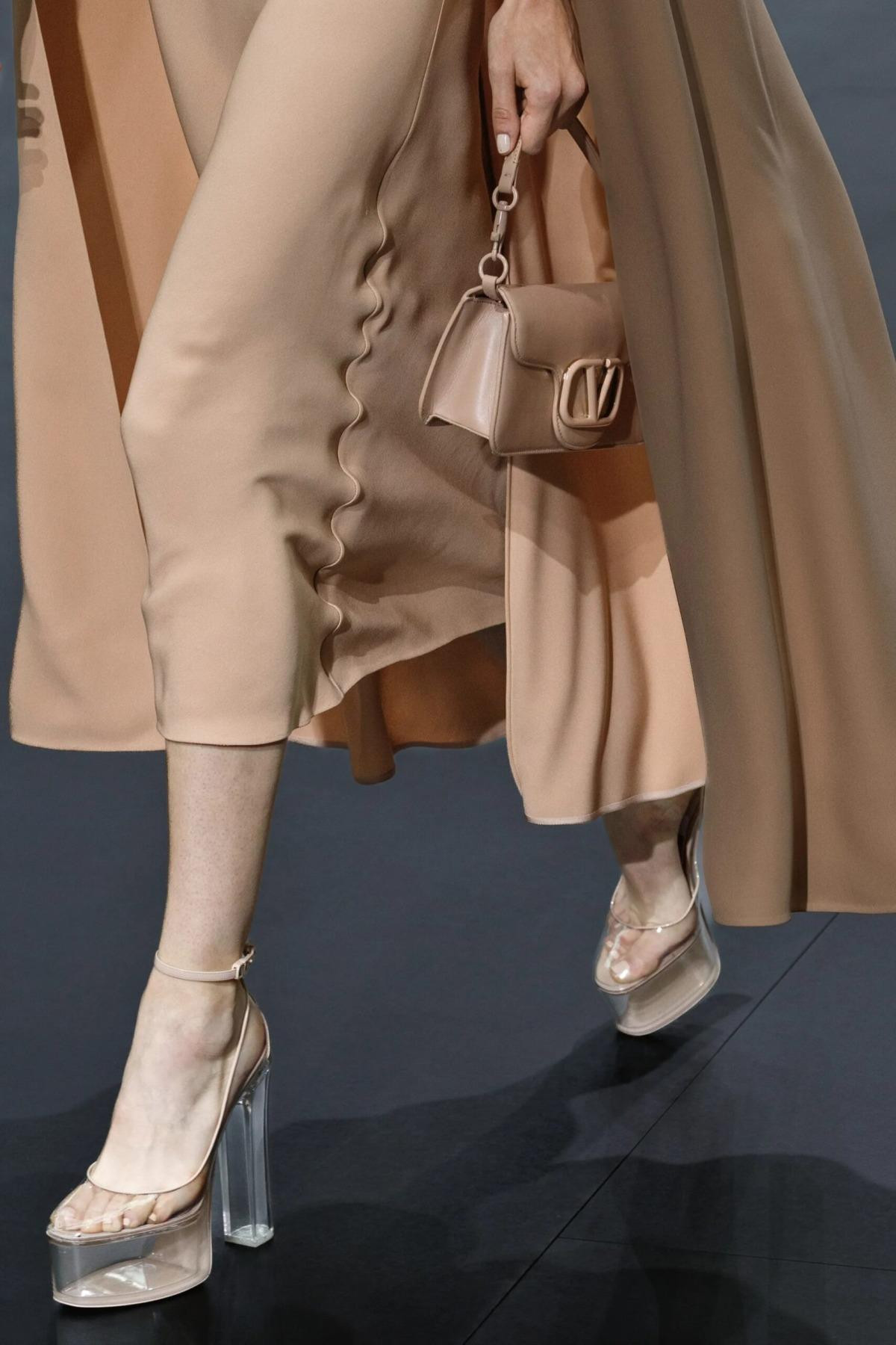 Valentino với giày trong suốt siêu cao, trông như bạn đang bay lơ lửng giữa không trung. Valentino với giày trong suốt siêu cao, trông như bạn đang bay lơ lửng giữa không trung.