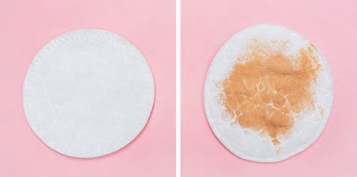 Bất ngờ là miếng tẩy trang lại có thể dùng để trang điểm, dặm phấn.