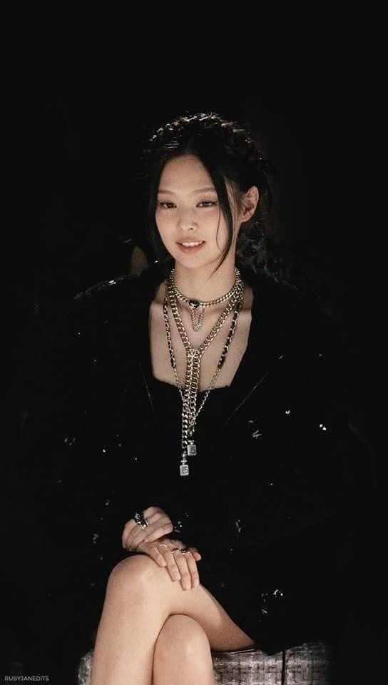 Fan tìm hình Jennie trong các show Chanel rất khó khăn, đặc biệt là ảnh ngồi hàng ghế đầu.