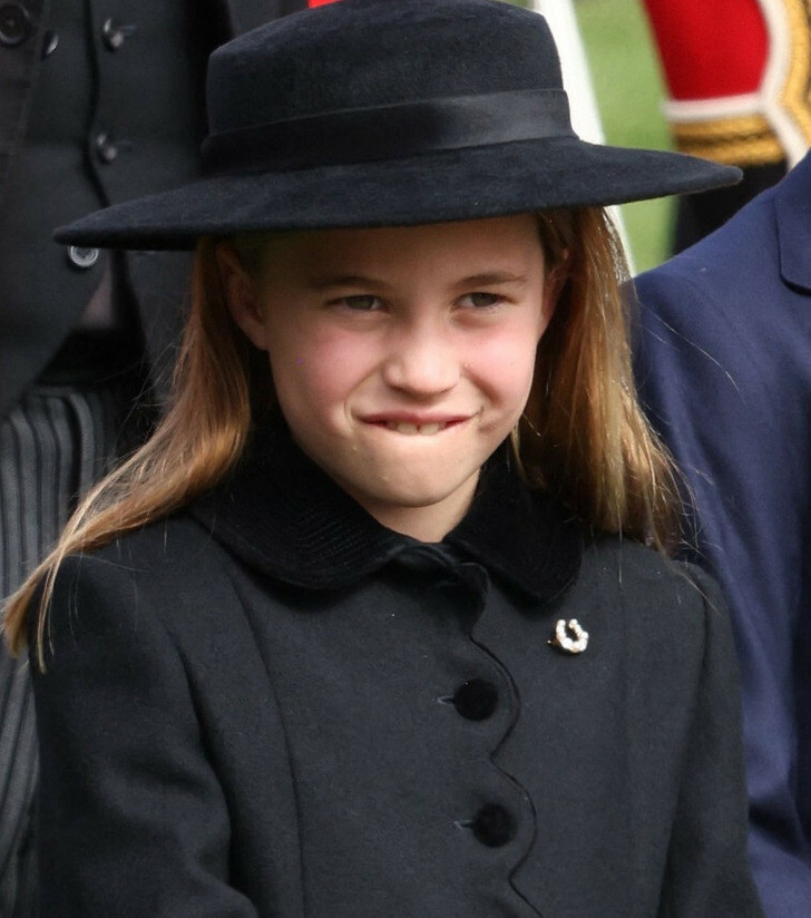 Công chúa Charlotte từng đeo chiếc cài áo nhỏ xíu, hình móng ngựa đính ngọc trai. Công chúa Charlotte từng đeo chiếc cài áo nhỏ xíu, hình móng ngựa đính ngọc trai.