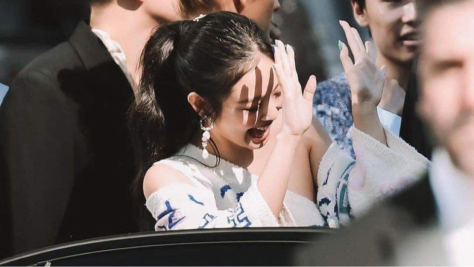 Jennie khiến đám đông cuồng nhiệt và cơn mưa flash máy ảnh mỗi khi xuất hiện.