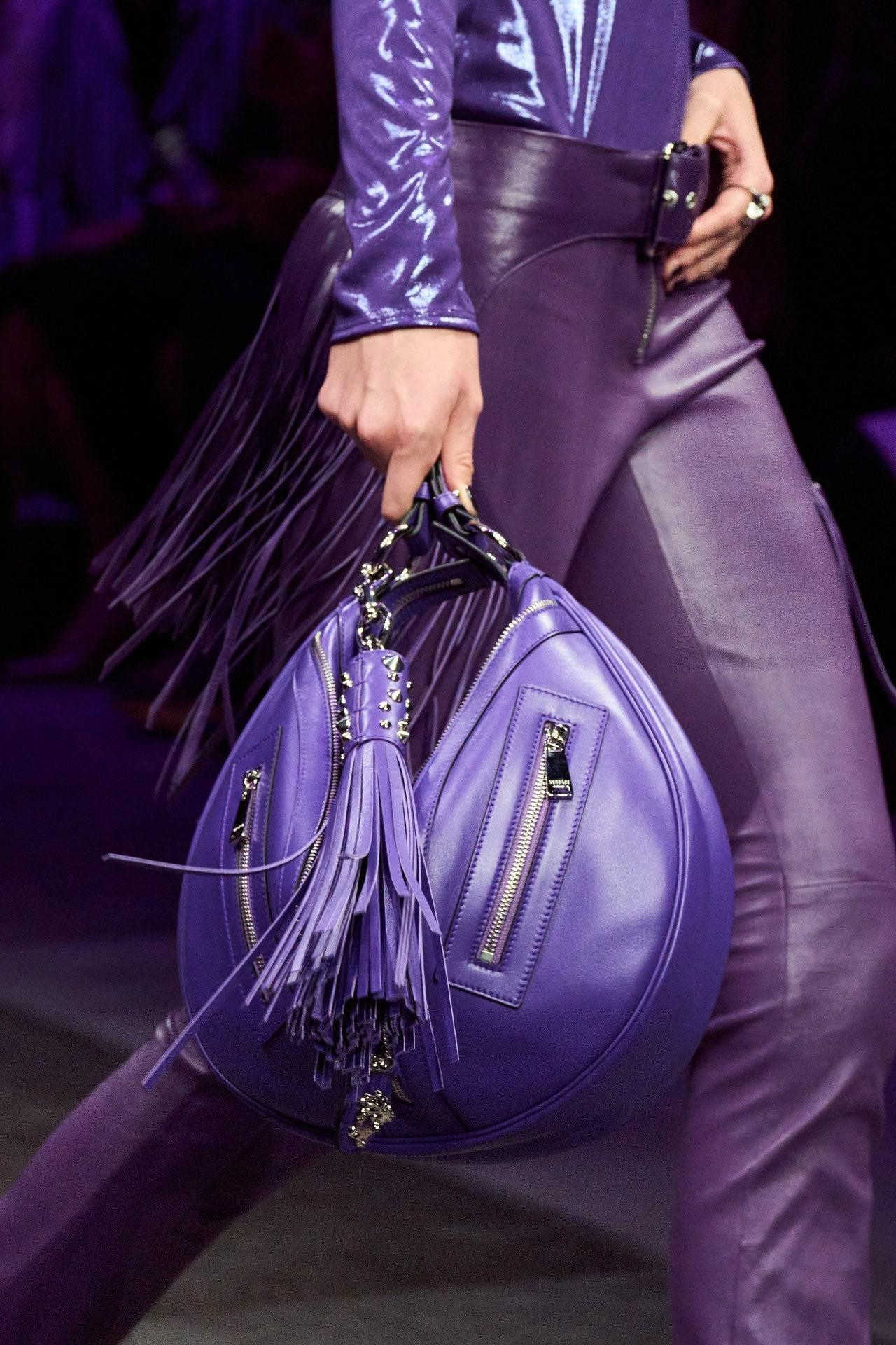 Dáng túi moon bag, nửa vầng trăng chắc chắn là dáng túi hot nhất sắp tới. Versace không bỏ lỡ thời cơ ra rất nhiều thiết kế túi dáng này.