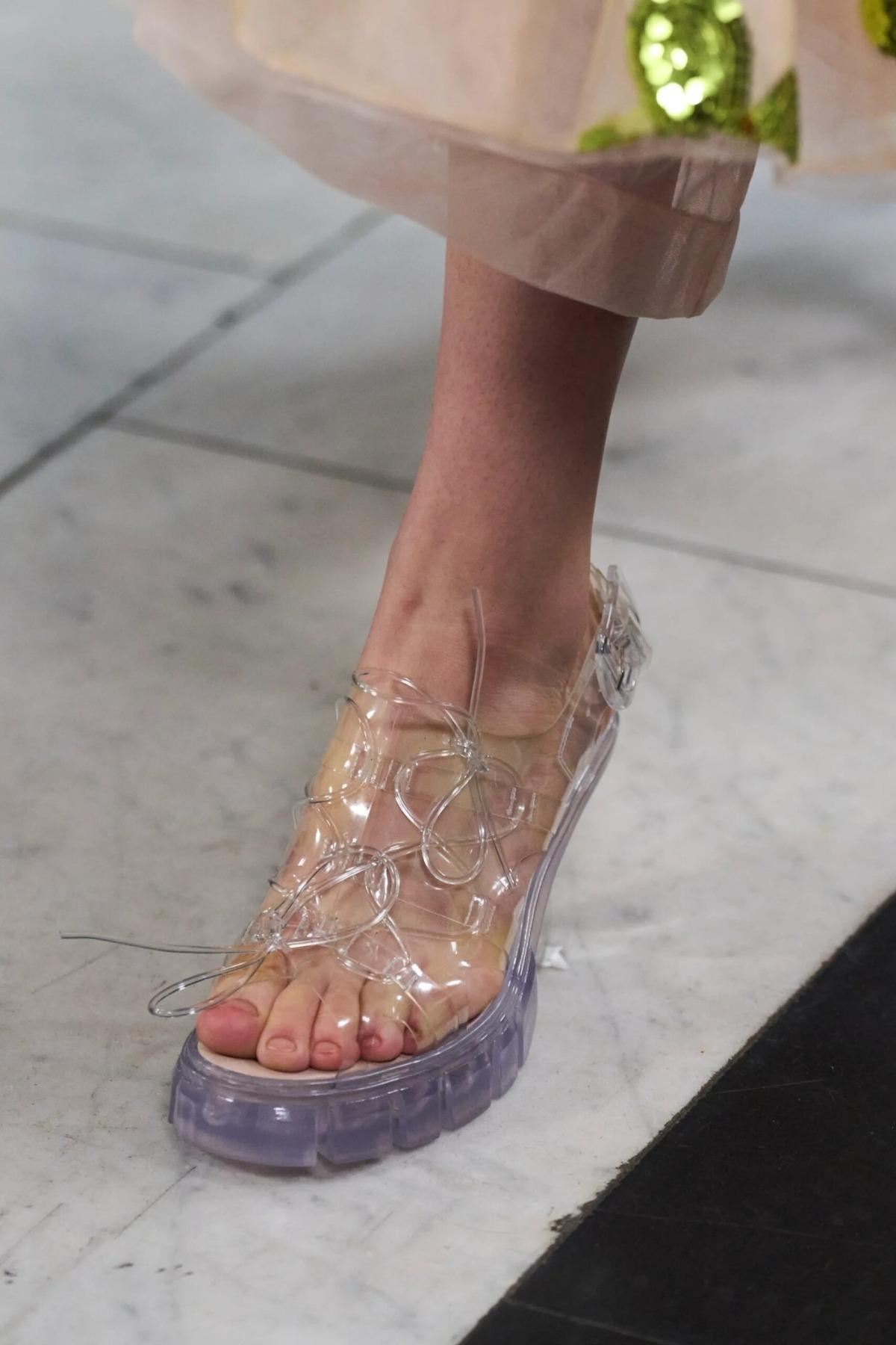 Thiết kế rất Y2K của nhà mốt Simone Rochas. Thiết kế rất Y2K của nhà mốt Simone Rochas.