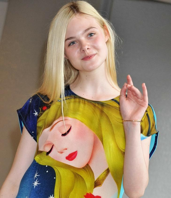 Cô nàng mặc chiếc áo in hình công chúa ngủ trong rừng tại sân bay ở Nhật Bản. Cô nàng mặc chiếc áo in hình công chúa ngủ trong rừng tại sân bay ở Nhật Bản.