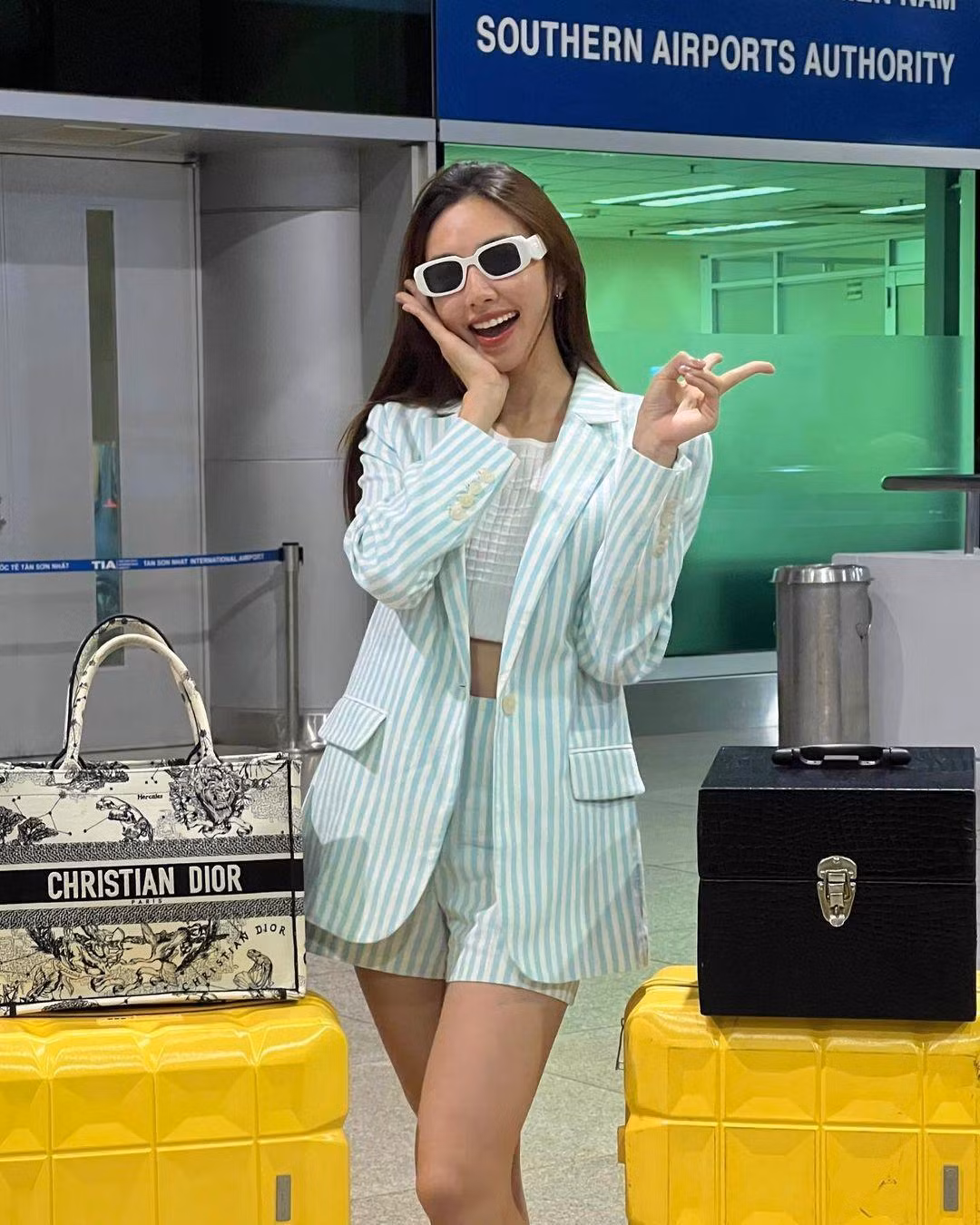 Với giá từ 2.650 đến 3.700 USD, Dior book tote là chiếc túi nhìn sành điệu ngay lập tức và duy trì được độ hot qua nhiều mùa thời trang.