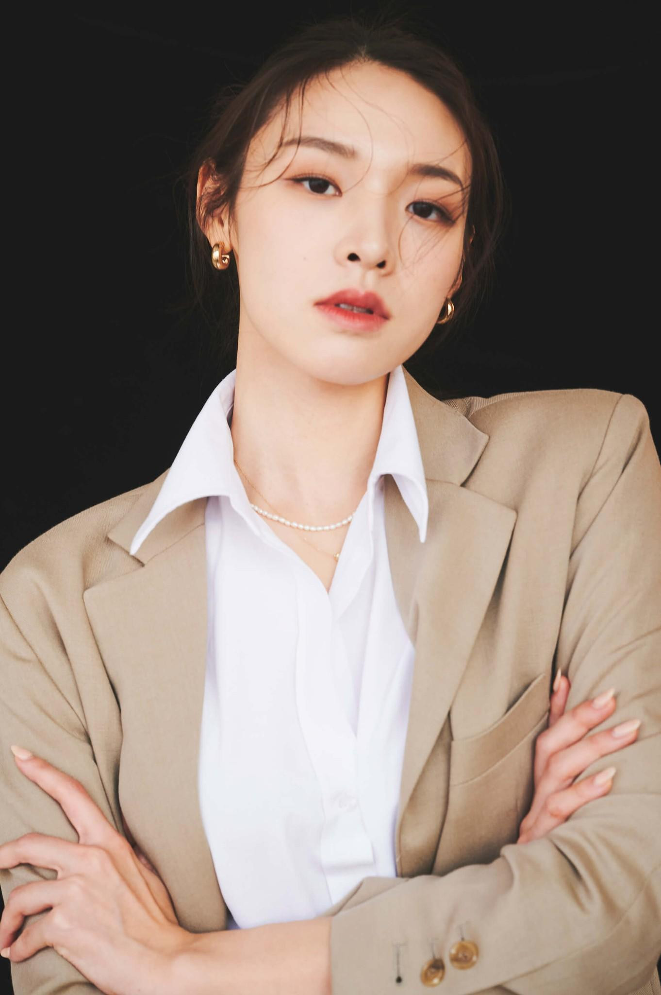 Cách đeo trang sức tối giản sang trọng, ngọc trai nhỏ, dây chuyền mảnh và hoa tai gold dáng cơ bản. Đây là cách mix trang sức đúng chuẩn thanh lịch mà trẻ trung hiện đại. Cách đeo trang sức tối giản sang trọng, ngọc trai nhỏ, dây chuyền mảnh và hoa tai gold dáng cơ bản. Đây là cách mix trang sức đúng chuẩn thanh lịch mà trẻ trung hiện đại.