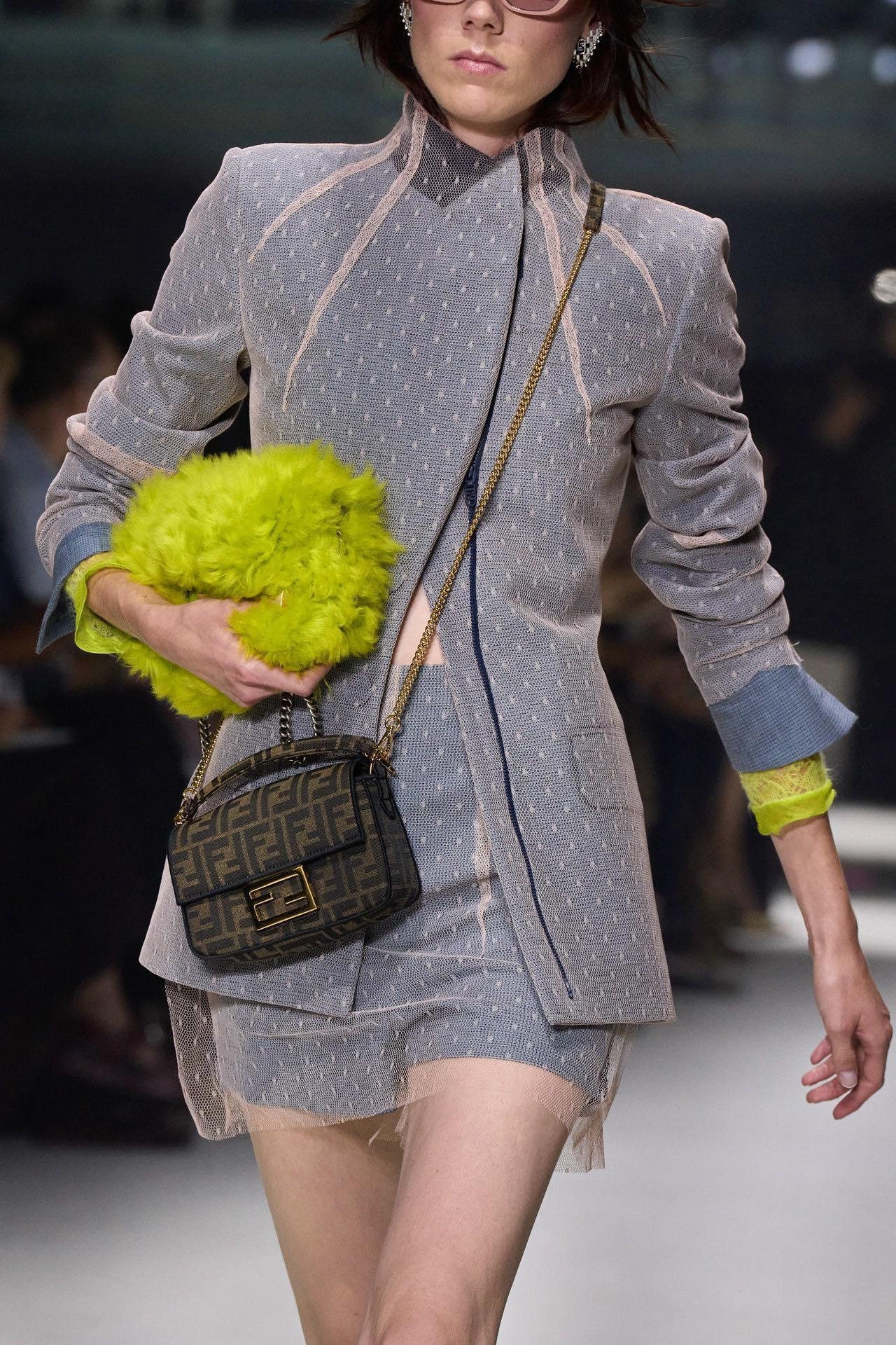 Thiết kế thêm dây đeo dài cho túi double F là nước cờ thông minh, khiến túi baguette phù hợp hơn nữa với nhu cầu thời hiện đại.