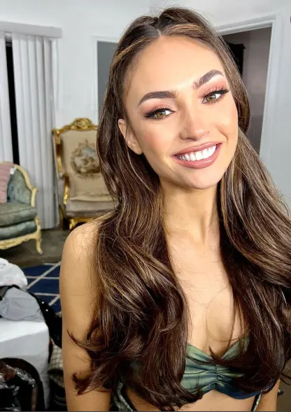 Gabriel là nhà thiết kế thời trang, cô có nhan sắc rất thu hút. Gabriel là nhà thiết kế thời trang, cô có nhan sắc rất thu hút.