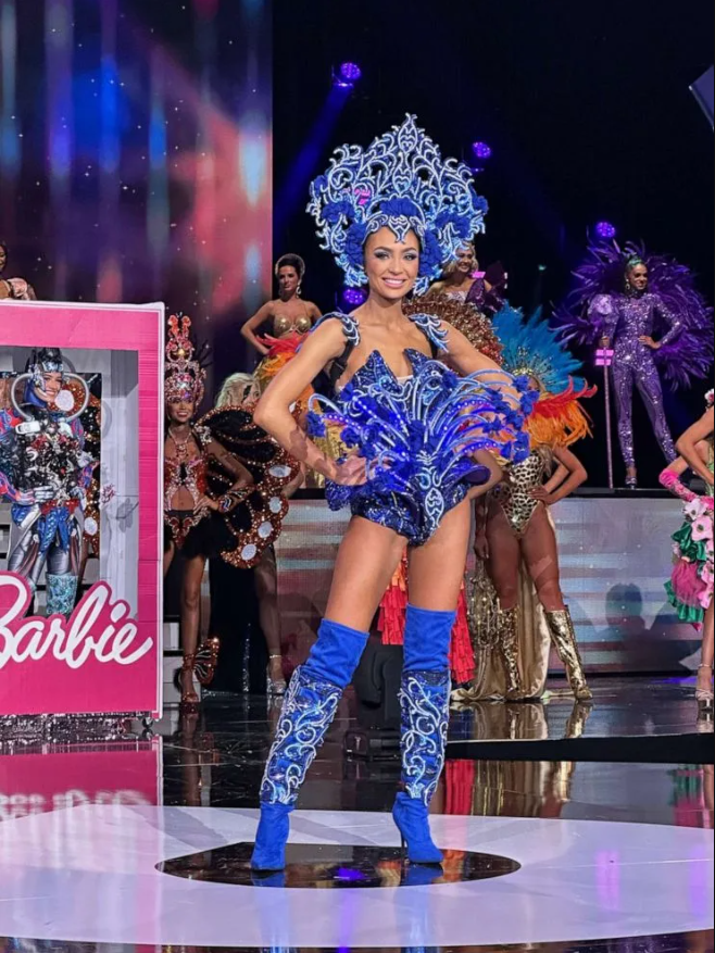 Gabriel đã gây ấn tượng từ phần thi trang phục bang với thiết kế màu xanh lam tượng trưng cho hoa Bluebonnet của bang Texas. Gabriel đã gây ấn tượng từ phần thi trang phục bang với thiết kế màu xanh lam tượng trưng cho hoa Bluebonnet của bang Texas.