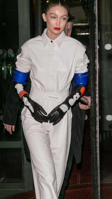 Set đồ bay trắng trông như vừa bước ra từ sàn catwalk nhờ đôi găng tay độc đáo. Set đồ bay trắng trông như vừa bước ra từ sàn catwalk nhờ đôi găng tay độc đáo.