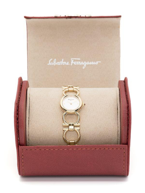 Chiếc đồng hồ Salvatore Ferragamo trang nhã do Thụy Sĩ sản xuất. Chiếc đồng hồ Salvatore Ferragamo trang nhã do Thụy Sĩ sản xuất.
