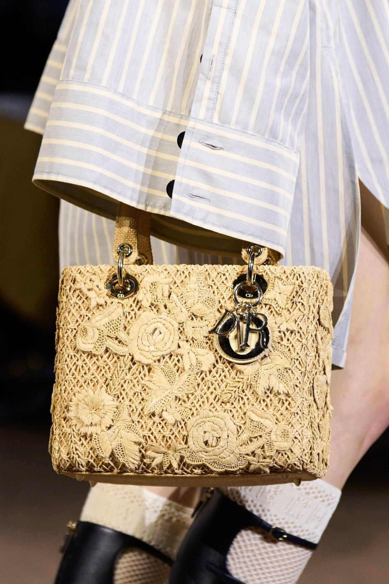 Chi tiết baroque, họa tiết ren được Dior đưa vào chủ đạo cho BST lần này. Túi Lady Dior nay có thêm phiên bản mới.