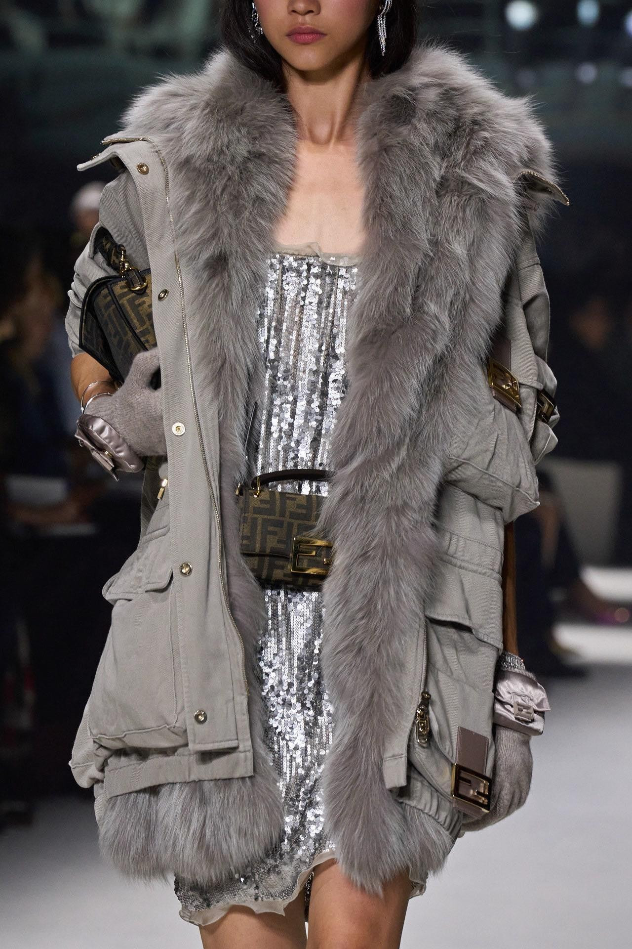 Và dĩ nhiên logo double F vintage là không thể bỏ qua rồi! BST 2023 vẫn đẩy chiếc túi có hy vọng mang về doanh số bán rất cao, túi họa tiết double F.