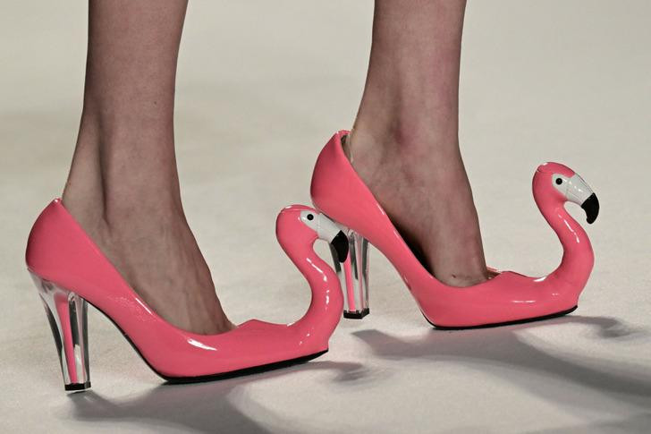 Đôi giày hồng hạc của Moschino cũng khá thú vị đấy chứ nhưng nếu vấp té thì ối giời ơi...