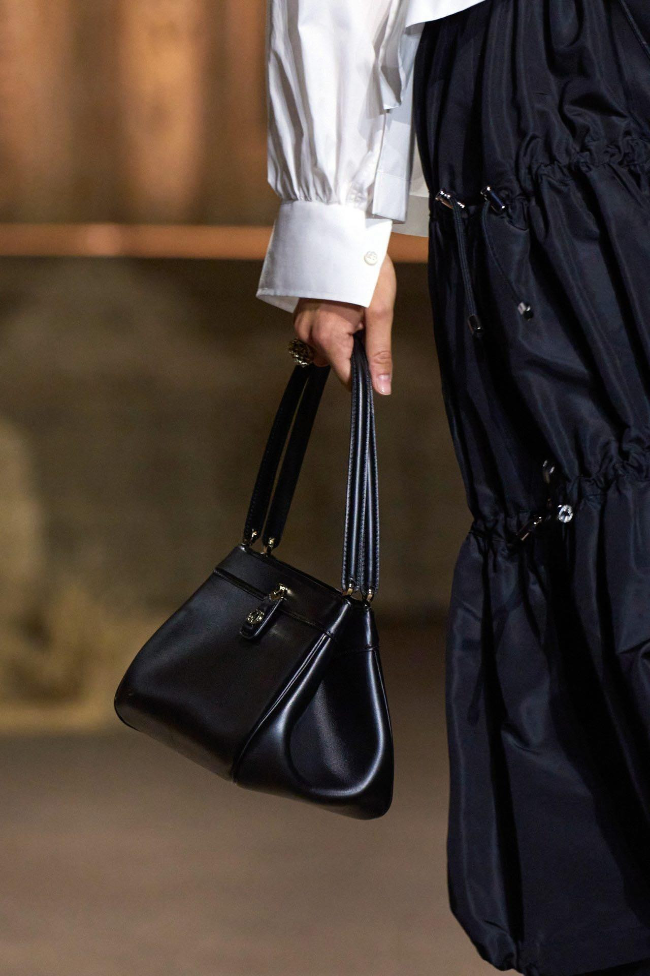 Dior vốn gắn với những chiếc túi cổ điển, thanh lịch như thế này.