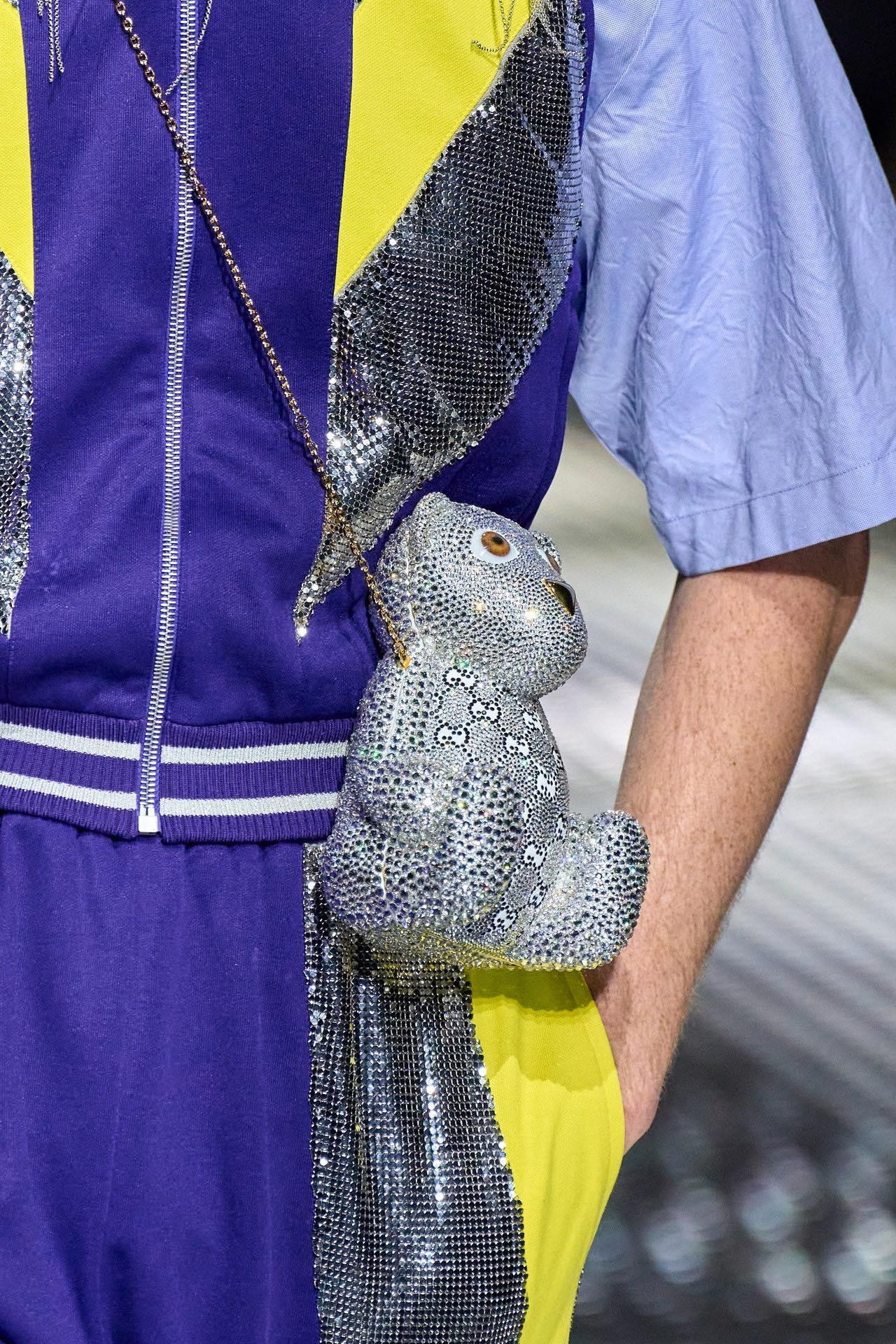 Trước giờ hiếm khi Gucci đụng tới mảng Novelty bag - là dòng túi xách riêng mang tính trang trí hơn là công năng. Gucci năm nay gây ngạc nhiên với những chiếc túi novelty hình gấu, đính lấp lánh, khác hẳn với hình ảnh trước đây của nhà mốt Ý.