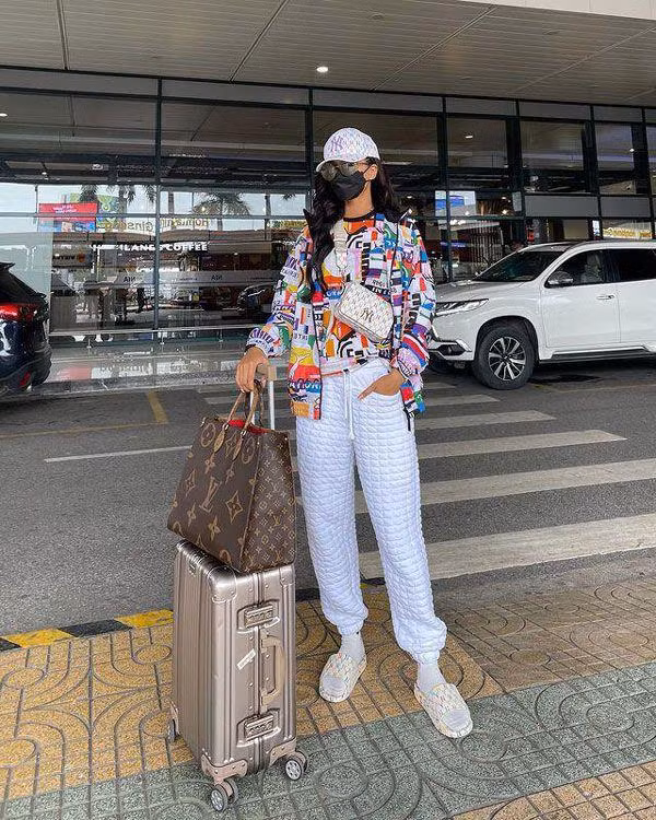 LV On The Go là mẫu túi hot của LV dành cho tín đồ xê dịch. Cũng là một nàng hậu năng động, di chuyển nhiều, chiếc túi này rất được việc cho Hen. Có lần cô nàng quay clip lục túi xách cho thấy chiếc túi thật sự có thể "đựng cả thế giới".