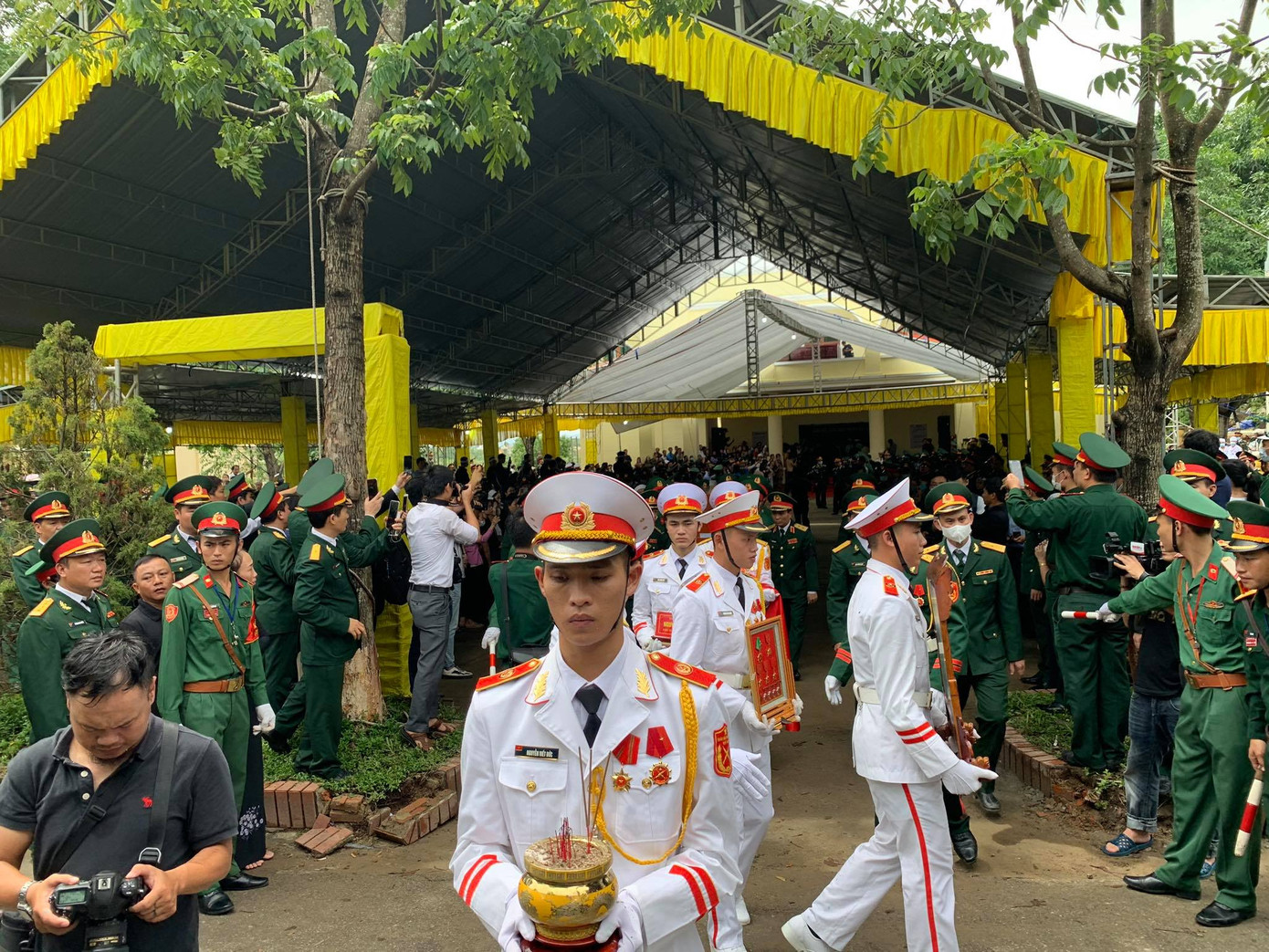 Hàng ngàn người tiễn biệt 13 liệt sĩ hy sinh tại Rào Trăng ảnh 11