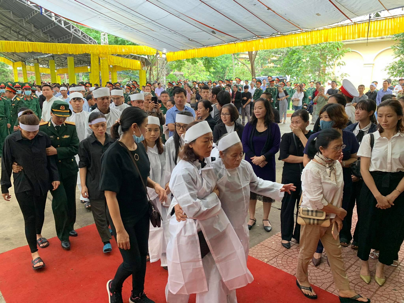 Hàng ngàn người tiễn biệt 13 liệt sĩ hy sinh tại Rào Trăng ảnh 17