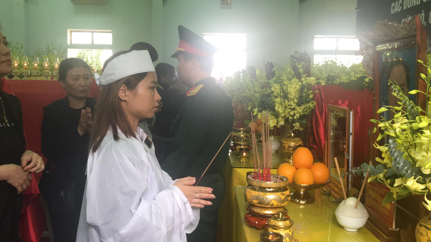 Hàng ngàn người tiễn biệt 13 liệt sĩ hy sinh tại Rào Trăng ảnh 20