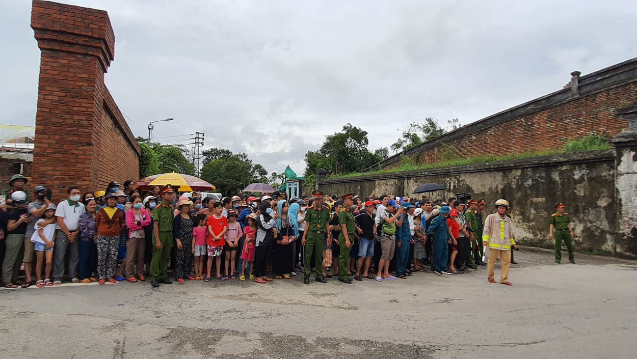 Hàng ngàn người tiễn biệt 13 liệt sĩ hy sinh tại Rào Trăng ảnh 9