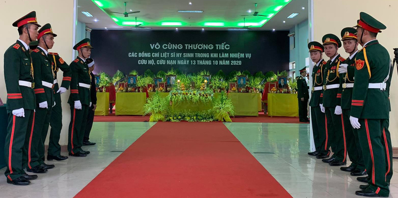 Hàng ngàn người tiễn biệt 13 liệt sĩ hy sinh tại Rào Trăng ảnh 19