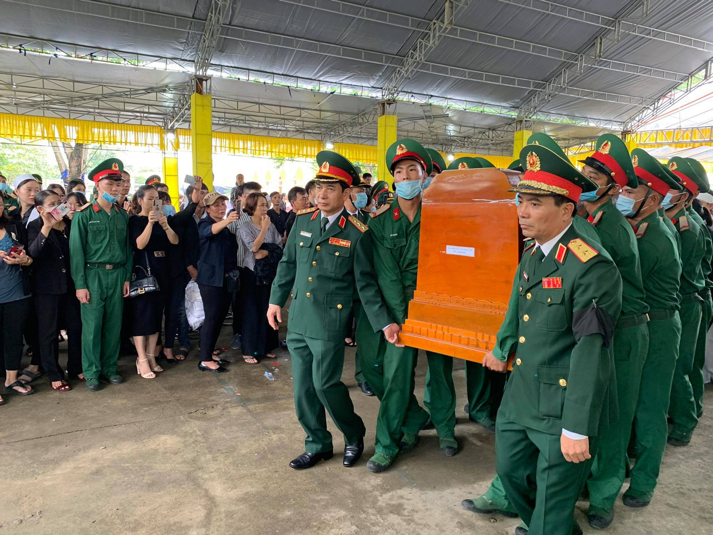 Hàng ngàn người tiễn biệt 13 liệt sĩ hy sinh tại Rào Trăng ảnh 10