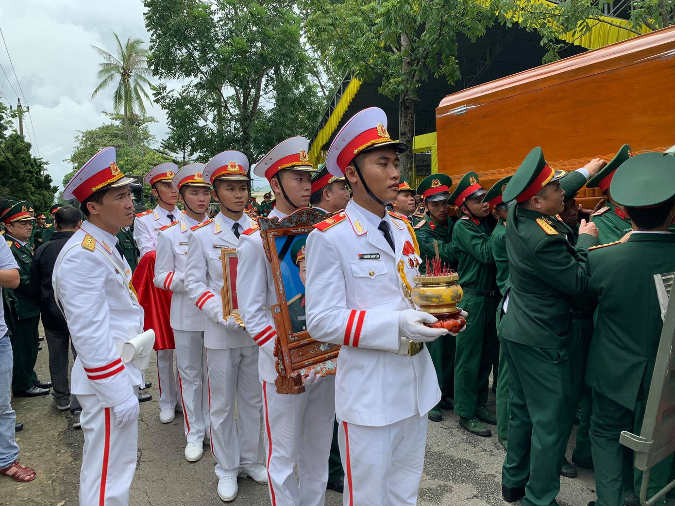 Hàng ngàn người tiễn biệt 13 liệt sĩ hy sinh tại Rào Trăng ảnh 12