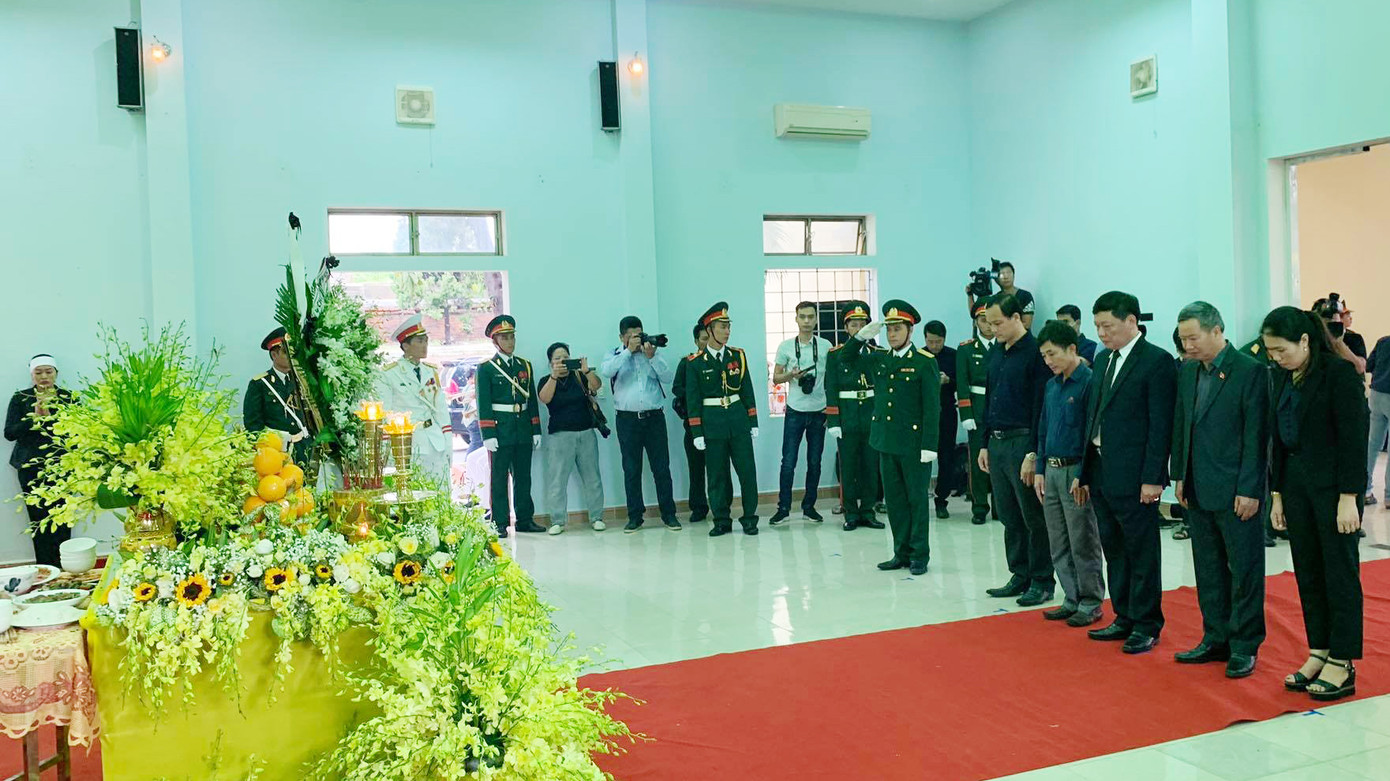 Hàng ngàn người tiễn biệt 13 liệt sĩ hy sinh tại Rào Trăng ảnh 26