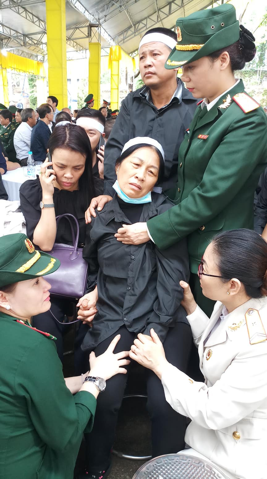 Hàng ngàn người tiễn biệt 13 liệt sĩ hy sinh tại Rào Trăng ảnh 23