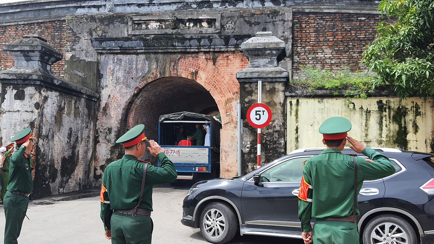 Hàng ngàn người tiễn biệt 13 liệt sĩ hy sinh tại Rào Trăng ảnh 4