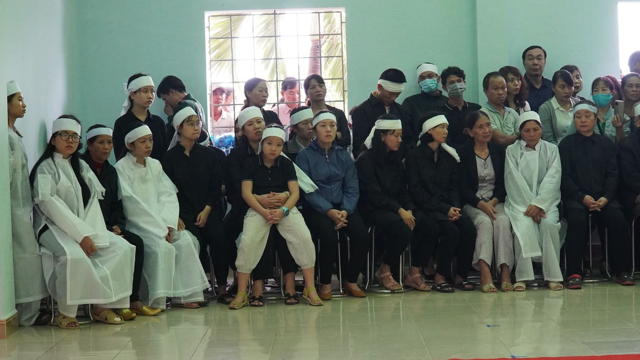 Hàng ngàn người tiễn biệt 13 liệt sĩ hy sinh tại Rào Trăng ảnh 24