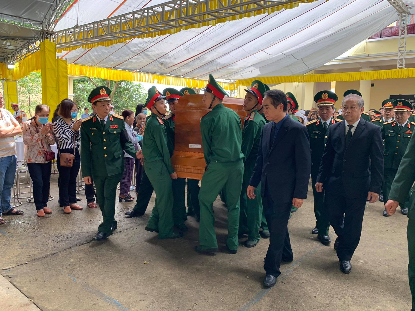 Hàng ngàn người tiễn biệt 13 liệt sĩ hy sinh tại Rào Trăng ảnh 2