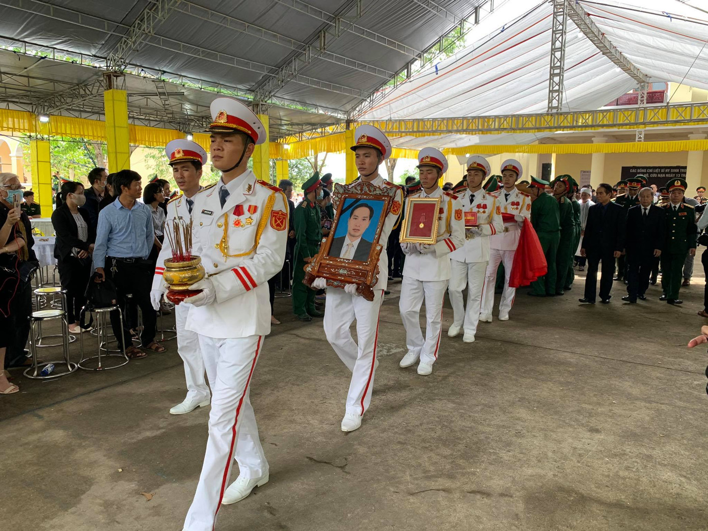 Hàng ngàn người tiễn biệt 13 liệt sĩ hy sinh tại Rào Trăng ảnh 1