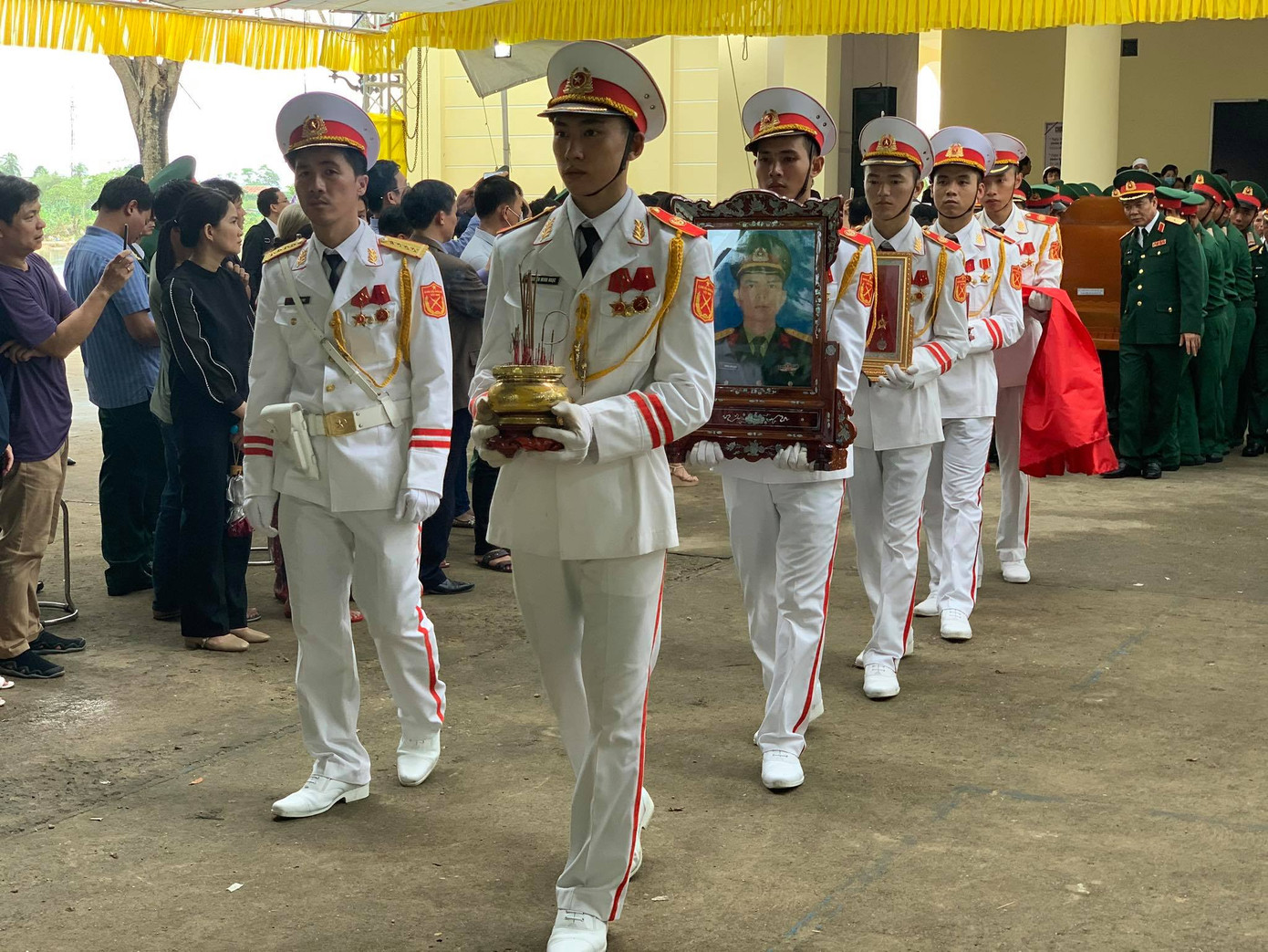 Hàng ngàn người tiễn biệt 13 liệt sĩ hy sinh tại Rào Trăng ảnh 7