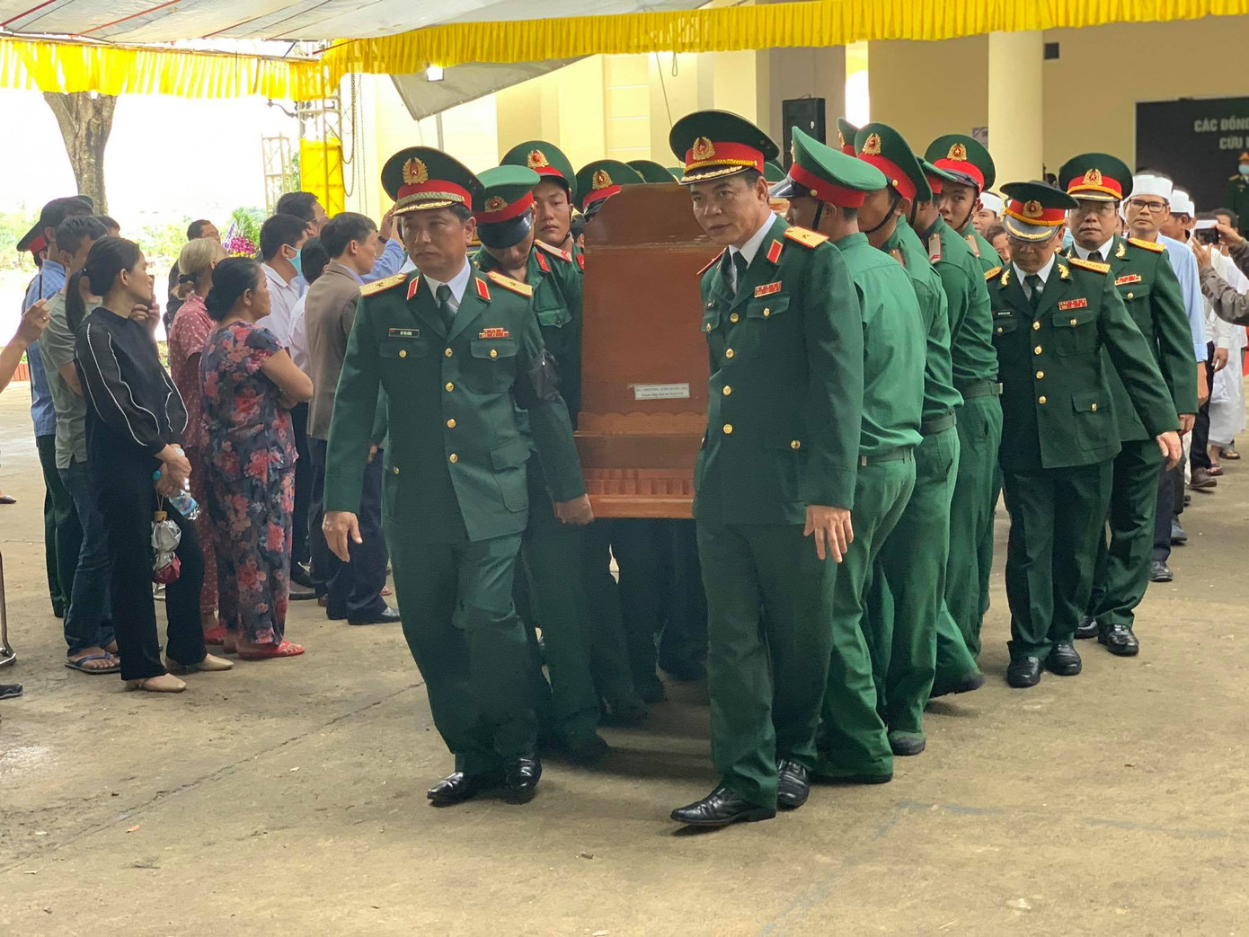 Hàng ngàn người tiễn biệt 13 liệt sĩ hy sinh tại Rào Trăng ảnh 6