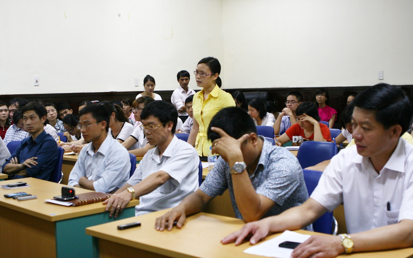 Ứng viên Lê Hồng Nhung trình bày ý kiến với Cục đào tạo với nước ngoài