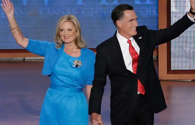 Trang phục vest màu đen của Mitt Romney làm tôn lên màu xanh da trời tươi mát của phu nhân Ann Romney